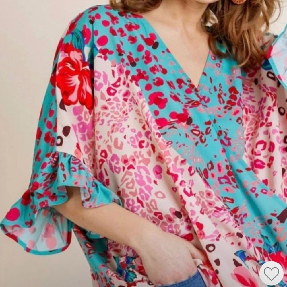 Sz M Umgee Bold Floral & Animal Print Mixed Pattern Top